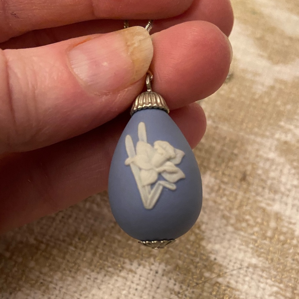 Rare 1980 Wedgwood Jasperware Daffodil Easter Egg Pendant Necklace - Picture 3 of 7